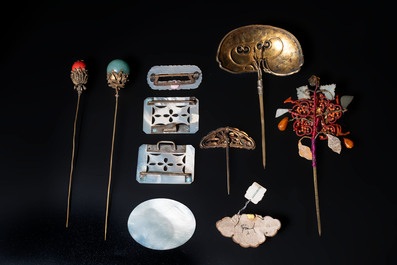 Four Chinese kingfisher feathers, four mother-of-pearl and two gilt metal hairpins and brooches, 19th C.