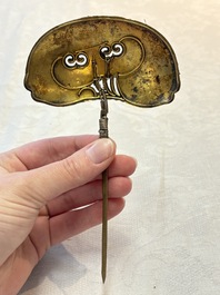 Four Chinese kingfisher feathers, four mother-of-pearl and two gilt metal hairpins and brooches, 19th C.