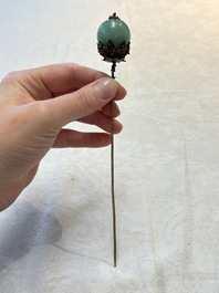 Four Chinese kingfisher feathers, four mother-of-pearl and two gilt metal hairpins and brooches, 19th C.