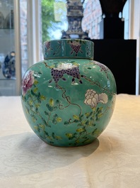 A Chinese turquoise-ground 'Da Ya Zhai 大雅齋' jar and cover, Yong Qing Chang Chun 永慶長春 mark, 19/20th C.