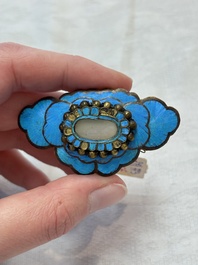 Four Chinese kingfisher feathers, four mother-of-pearl and two gilt metal hairpins and brooches, 19th C.