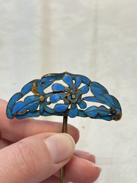 Four Chinese kingfisher feathers, four mother-of-pearl and two gilt metal hairpins and brooches, 19th C.