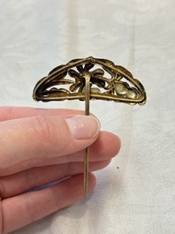 Four Chinese kingfisher feathers, four mother-of-pearl and two gilt metal hairpins and brooches, 19th C.