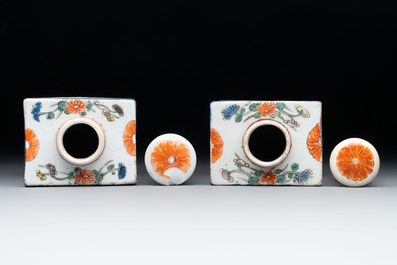 A pair of Chinese famille verte rectangular tea caddies and covers with fighting roosters, Kangxi