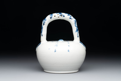 A Chinese blue and white 'Bleu de Hue' lime pot for the Vietnamese market, 19th C.