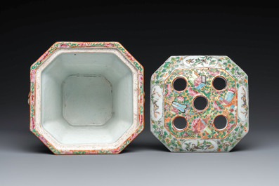 A pair of Chinese Canton famille rose flower holders and covers with figural design, 19th C.