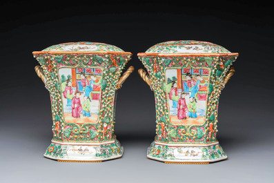 A pair of Chinese Canton famille rose flower holders and covers with figural design, 19th C.