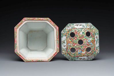 A pair of Chinese Canton famille rose flower holders and covers with figural design, 19th C.