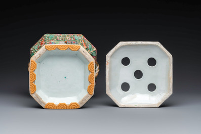 A pair of Chinese Canton famille rose flower holders and covers with figural design, 19th C.