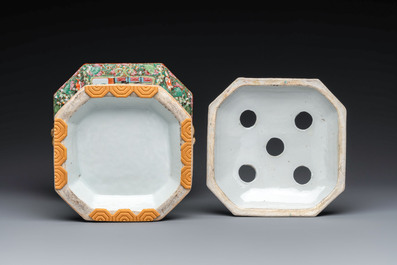 A pair of Chinese Canton famille rose flower holders and covers with figural design, 19th C.