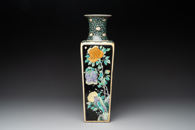 A Chinese famille noire square vase with floral design, Chenghua mark, 19th C.