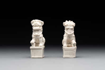 Two Chinese Dehua blanc de Chine figures of Guanyin and Shoulao and a pair of Buddhist lions, He Chaozong 何朝宗 mark, 18/19th C.