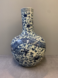 A Chinese blue and white 'tianqiuping' vase with dragon design, 20th C.
