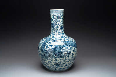 A Chinese blue and white 'tianqiuping' vase with dragon design, 20th C.