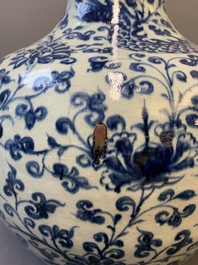A Chinese blue and white 'tianqiuping' vase with dragon design, 20th C.