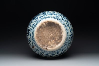 A Chinese blue and white 'tianqiuping' vase with dragon design, 20th C.