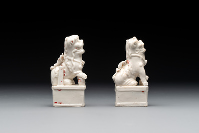 Two Chinese Dehua blanc de Chine figures of Guanyin and Shoulao and a pair of Buddhist lions, He Chaozong 何朝宗 mark, 18/19th C.