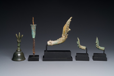 Three bronze Khmer palanquin hooks, a bell and a dagger, Angkor Wat periode, Thailand, 12th C.