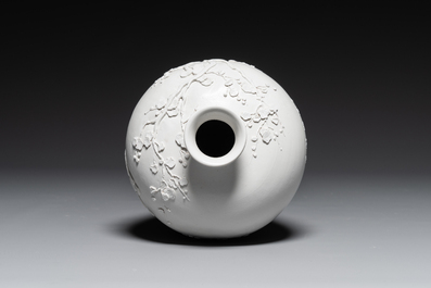 A Chinese white-glazed biscuit 'meiping' vase, signed Wang Bingrong 王炳榮, 19/20th C.