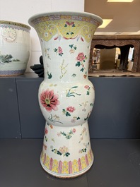 A large Chinese famille rose pedestal stand with floral design, 19th C.