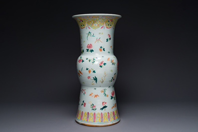 A large Chinese famille rose pedestal stand with floral design, 19th C.