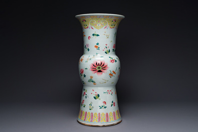 A large Chinese famille rose pedestal stand with floral design, 19th C.