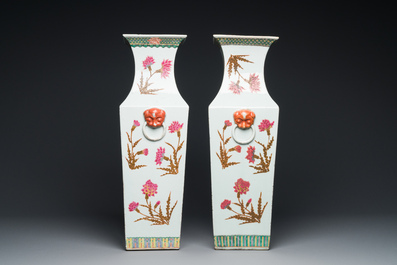 A pair of Chinese famille rose square vases with floral design, 19th C.