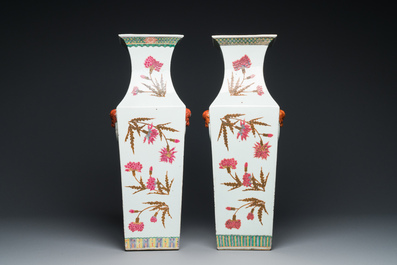 A pair of Chinese famille rose square vases with floral design, 19th C.