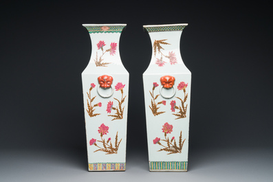A pair of Chinese famille rose square vases with floral design, 19th C.