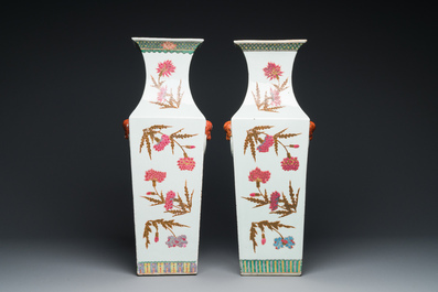 A pair of Chinese famille rose square vases with floral design, 19th C.