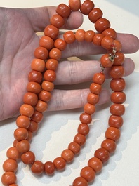 A Chinese red coral necklace, 19th C.