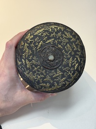 An imperial Vietnamese gold and silver-inlaid cylindrical tea box and cover, Hợp kim gồm ba lượng ch&iacute;n ph&acirc;n v&agrave;ng bảy ph&acirc;n đồng  mark, 18/19th C.