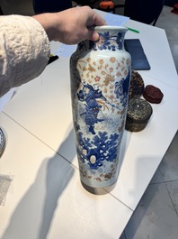 A Chinese gilt and iron-red decorated blue and white rouleau vase with figural design, 19/20th C.