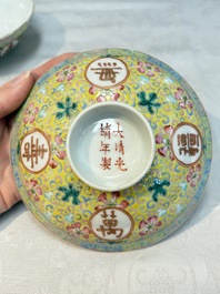 A Chinese qianjiang cai tray, two famille rose brush pots and a yellow-ground covered bowl, Tongzhi and Guangxu mark, 19/20th C.