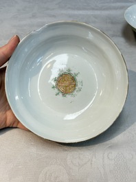 A Chinese qianjiang cai tray, two famille rose brush pots and a yellow-ground covered bowl, Tongzhi and Guangxu mark, 19/20th C.