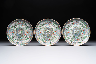 Three Chinese Canton famille verte plates and two famille rose wall pocket vases, 19th C.