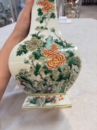 A Chinese famille verte 'zun' vase with floral design, 19th C.