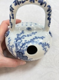 A Chinese blue and white 'Bleu de Hue' lime pot for the Vietnamese market, 19th C.