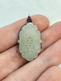 A small Chinese spinach-green jade covered box and two white jade pendants, 18/19th C.