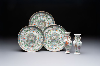 Three Chinese Canton famille verte plates and two famille rose wall pocket vases, 19th C.