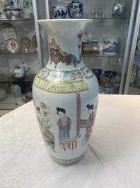 A pair of Chinese famille rose vases with court ladies, 19/20th C.