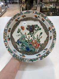 A pair of Chinese famille verte dishes with floral design, lingzhi mark, Kangxi
