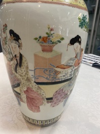 A pair of Chinese famille rose vases with court ladies, 19/20th C.