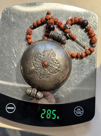 A varied group of five Tibetan necklaces, three rings and four earbobs with red coral, 19/20th C.