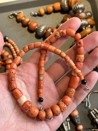 A varied group of five Tibetan necklaces, three rings and four earbobs with red coral, 19/20th C.
