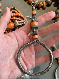 A varied group of five Tibetan necklaces, three rings and four earbobs with red coral, 19/20th C.