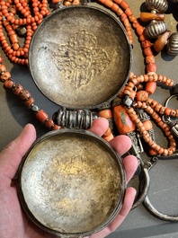 A varied group of five Tibetan necklaces, three rings and four earbobs with red coral, 19/20th C.