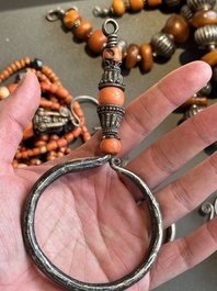 A varied group of five Tibetan necklaces, three rings and four earbobs with red coral, 19/20th C.