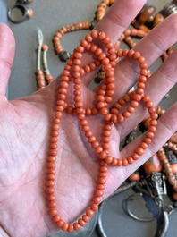 A varied group of five Tibetan necklaces, three rings and four earbobs with red coral, 19/20th C.