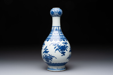 A Chinese blue and white garlic head vase, Qianlong mark, 19th C.